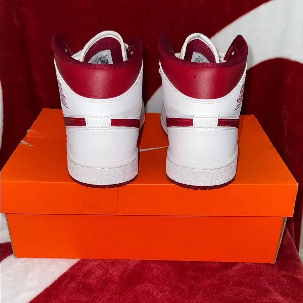 Air Jordan Retro 1 red White High-Top Sneakers